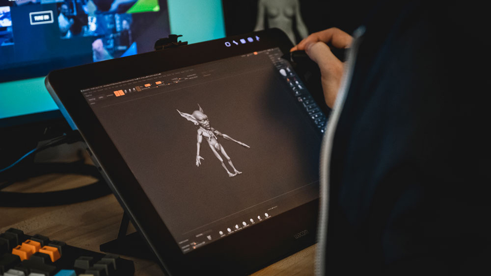 Spelgrafiker som sitter i Zbrush och putsar på en karaktär.